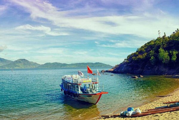 Explore Cham Island by speed boat
